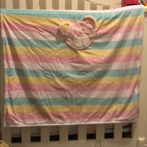 Multicolored baby blanket with bear